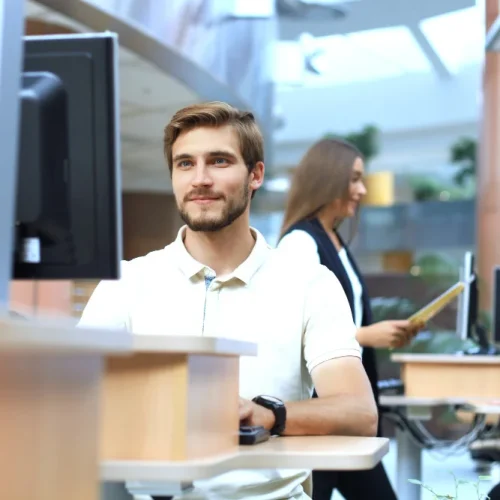 Individuelle Softwareentwicklung für moderne IT-Lösungen Junger Programmierer arbeitet konzentriert an einem Bildschirm in einem modernen Büro